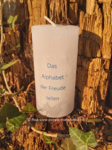 Poesie auf Kerzen von der Poesie-Manufaktur, Das Alphabet der Freude teilen